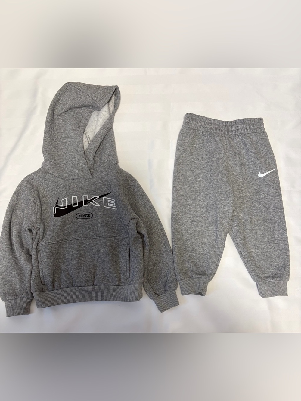 Nike Kids Gray Hooded Sweatshirt & Jogger Set - Heather Gray